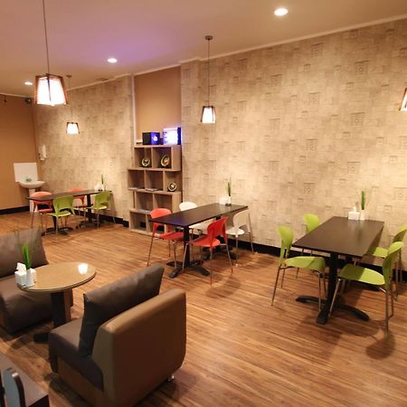 Maktal Hotel Матарам Екстериор снимка