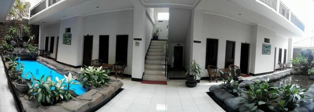 Maktal Hotel Матарам Екстериор снимка