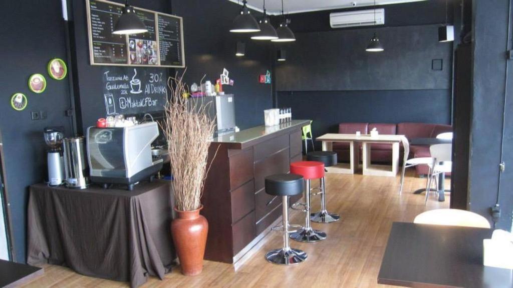 Maktal Hotel Матарам Екстериор снимка
