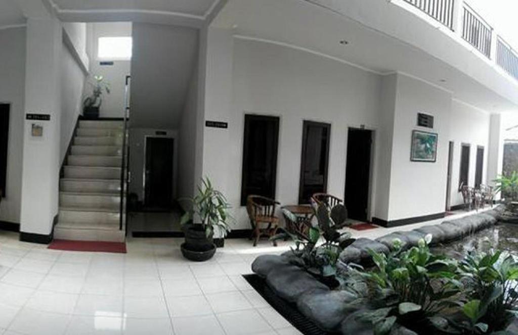 Maktal Hotel Матарам Екстериор снимка