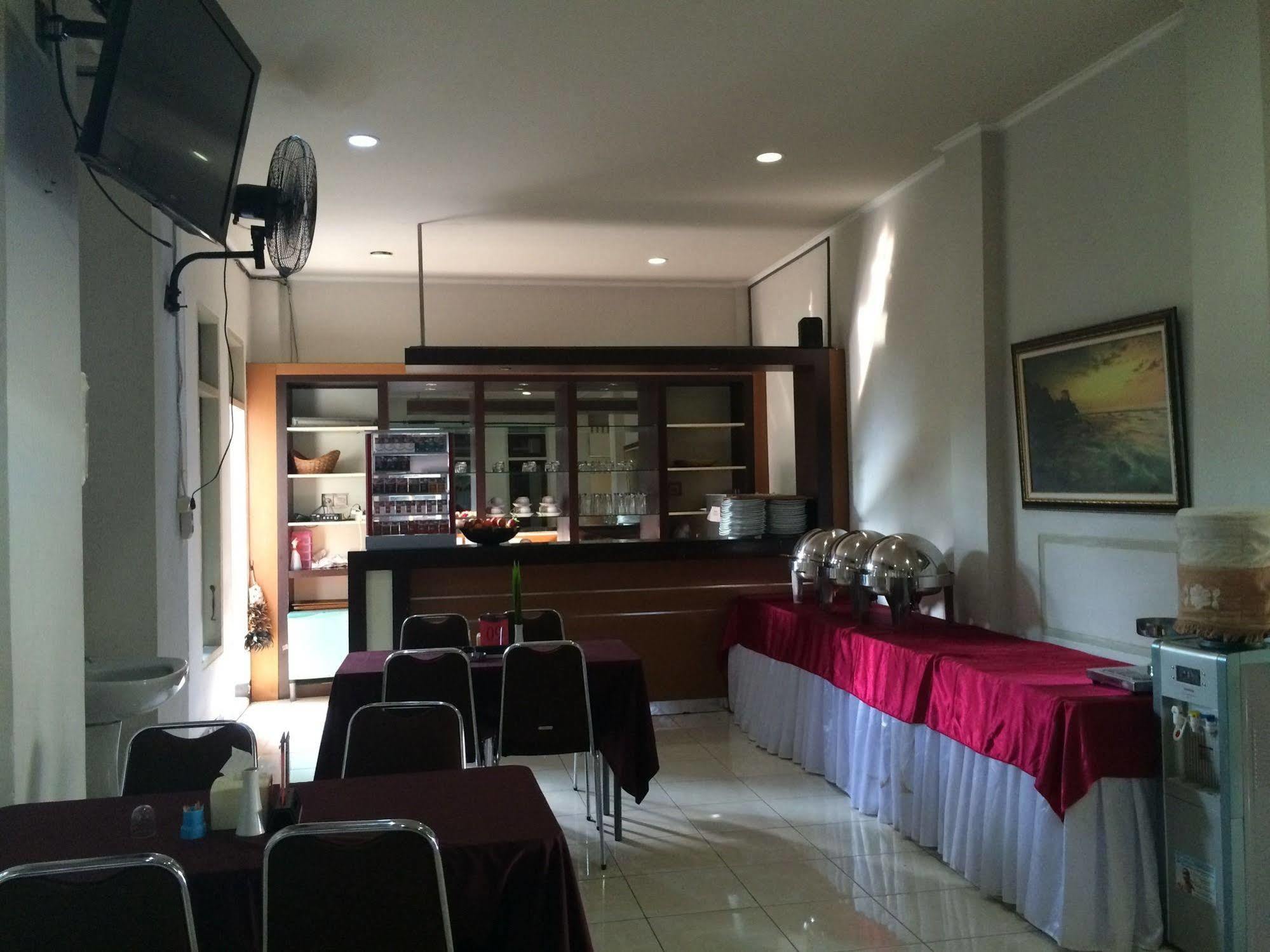 Maktal Hotel Матарам Екстериор снимка