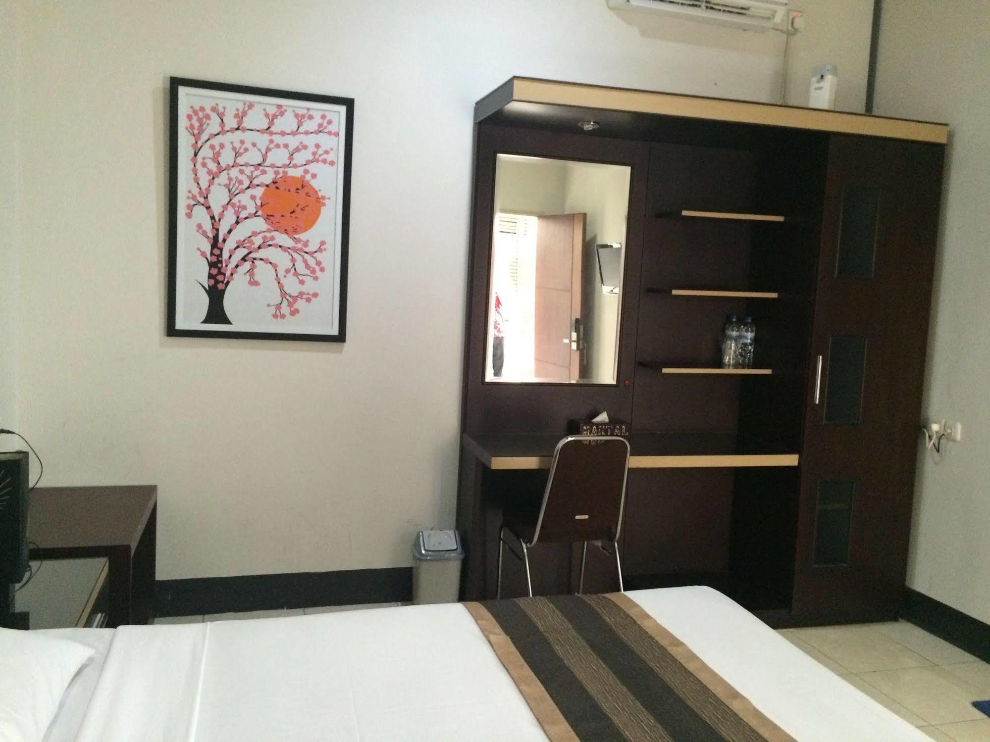 Maktal Hotel Матарам Екстериор снимка