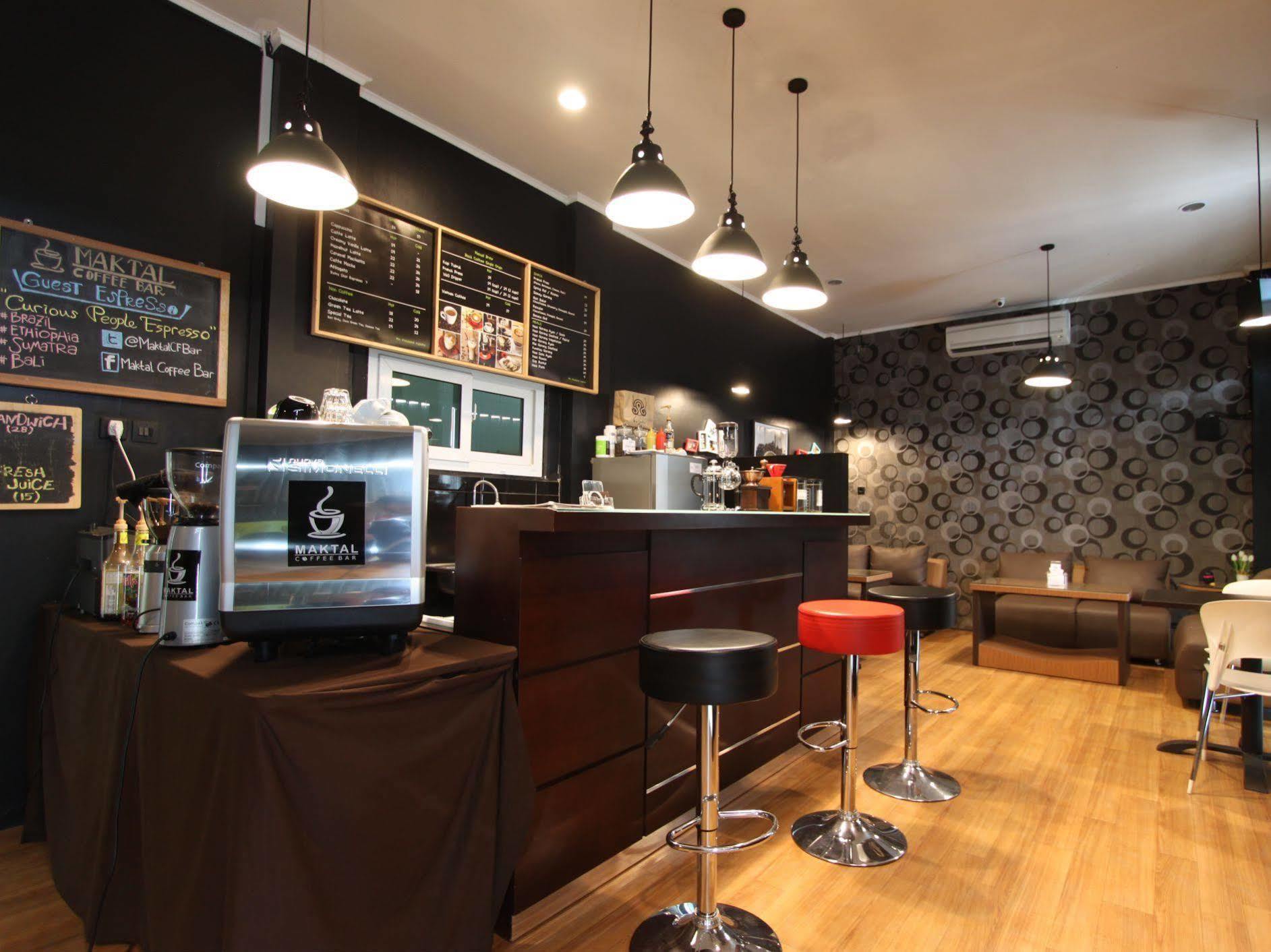 Maktal Hotel Матарам Екстериор снимка