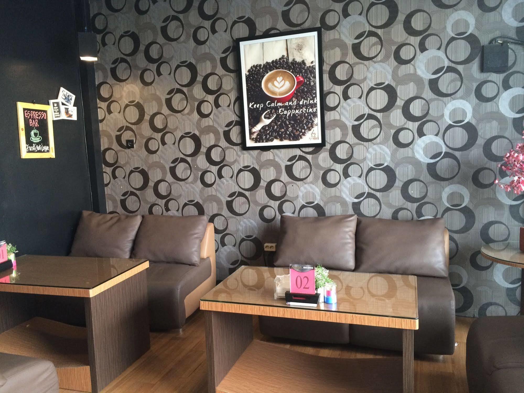 Maktal Hotel Матарам Екстериор снимка