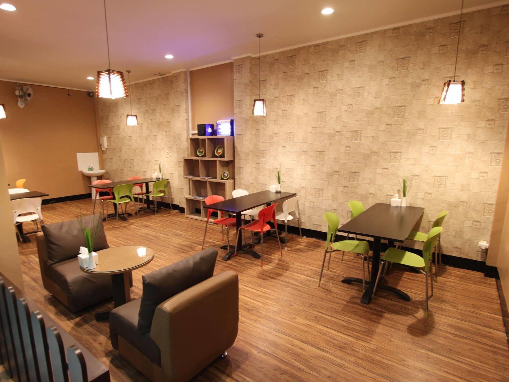 Maktal Hotel Матарам Екстериор снимка