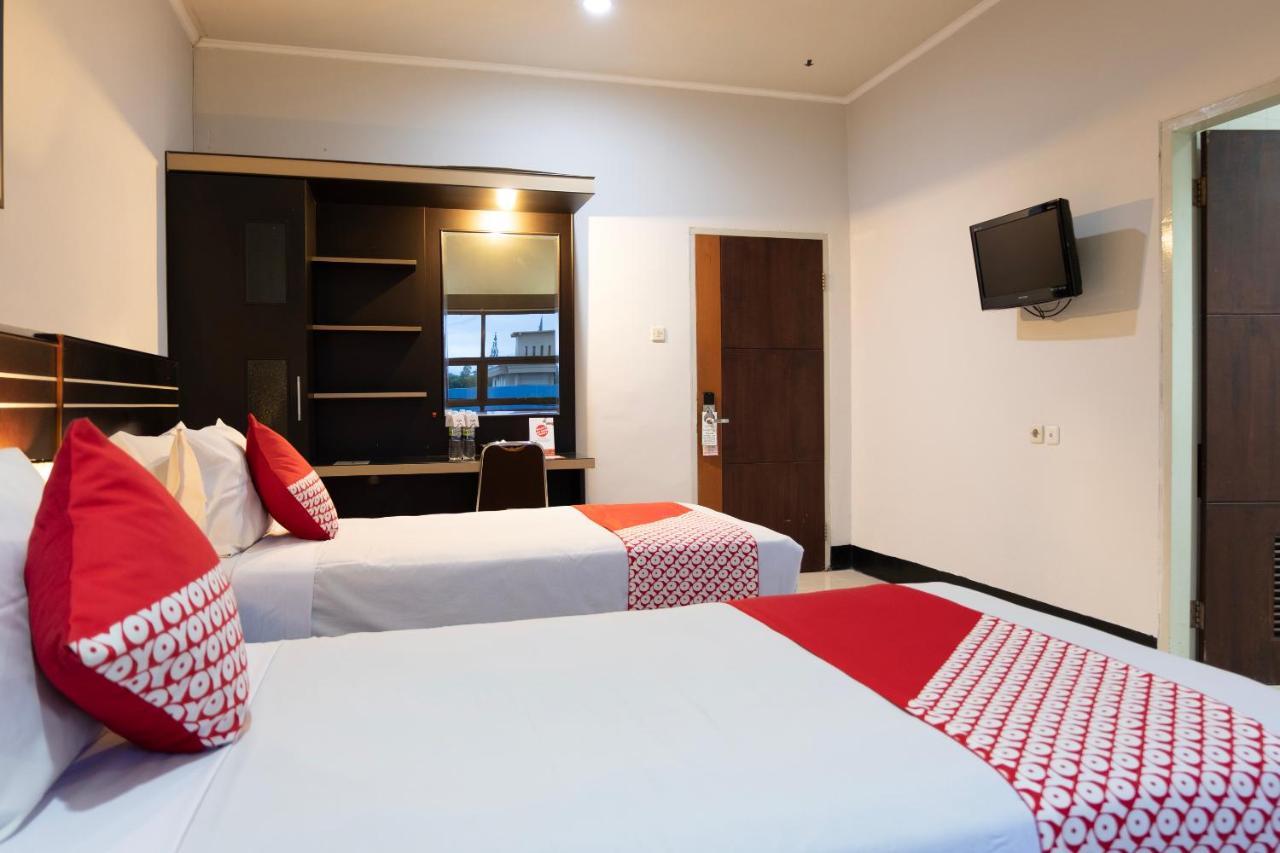 Maktal Hotel Матарам Екстериор снимка