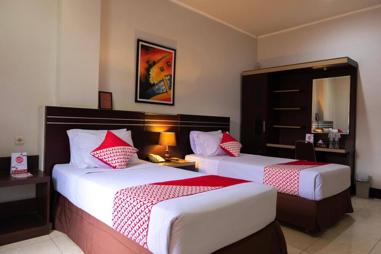 Maktal Hotel Матарам Екстериор снимка