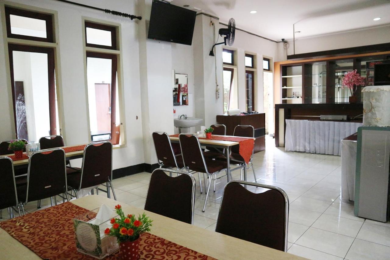 Maktal Hotel Матарам Екстериор снимка